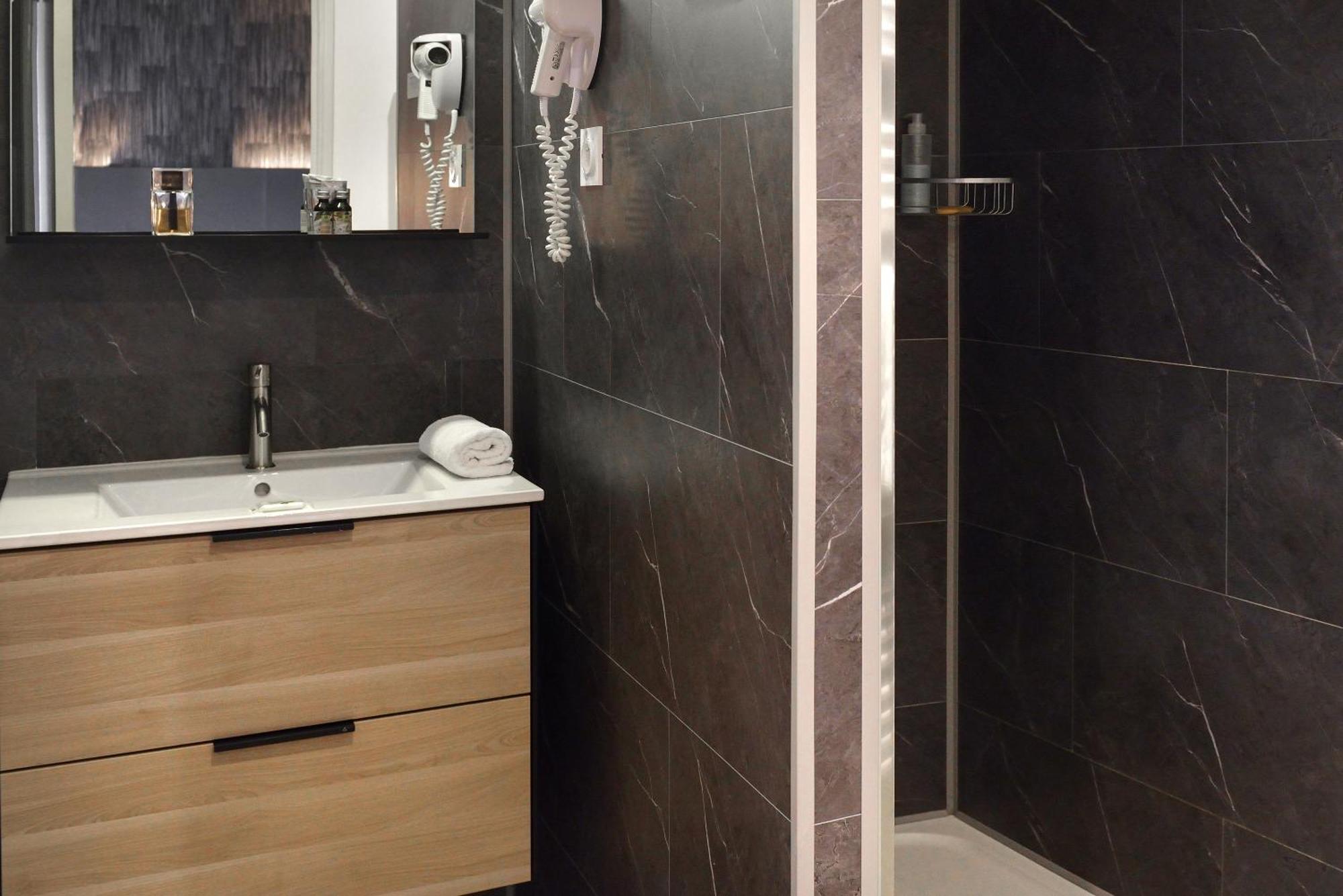 Logis Hotel Spa Restaurant Au Site Normand Clecy Bagian luar foto