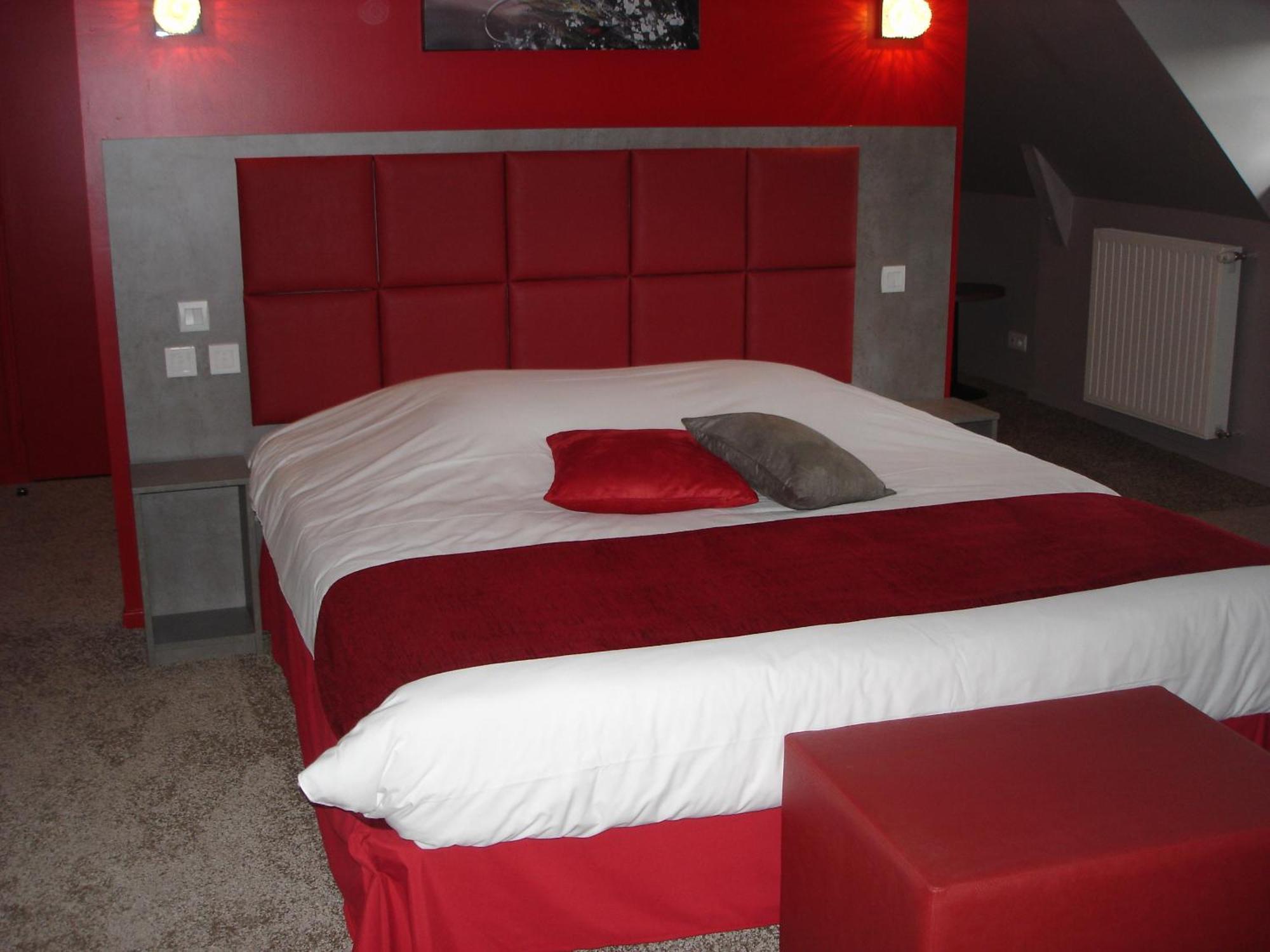 Logis Hotel Spa Restaurant Au Site Normand Clecy Bagian luar foto