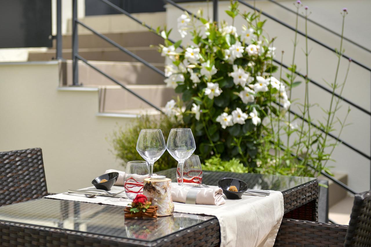 Logis Hotel Spa Restaurant Au Site Normand Clecy Bagian luar foto