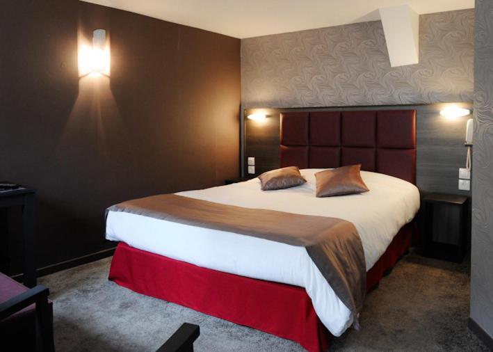 Logis Hotel Spa Restaurant Au Site Normand Clecy Bagian luar foto